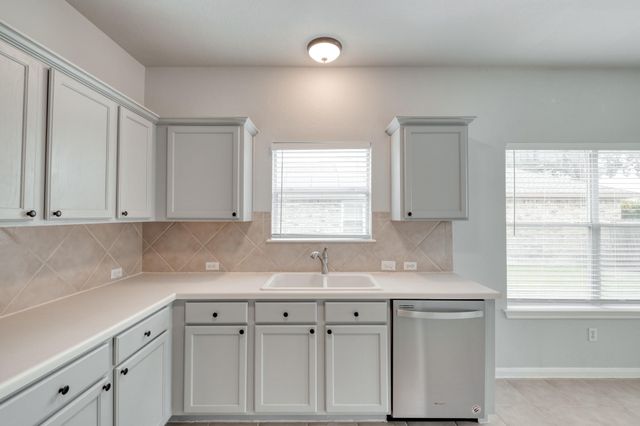 211 Hanstrom DR, Hutto, TX 78634