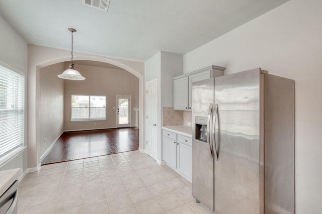 211 Hanstrom DR, Hutto, TX 78634
