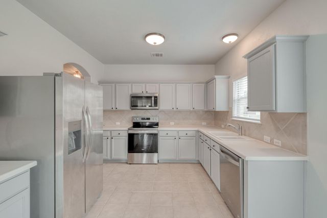 211 Hanstrom DR, Hutto, TX 78634