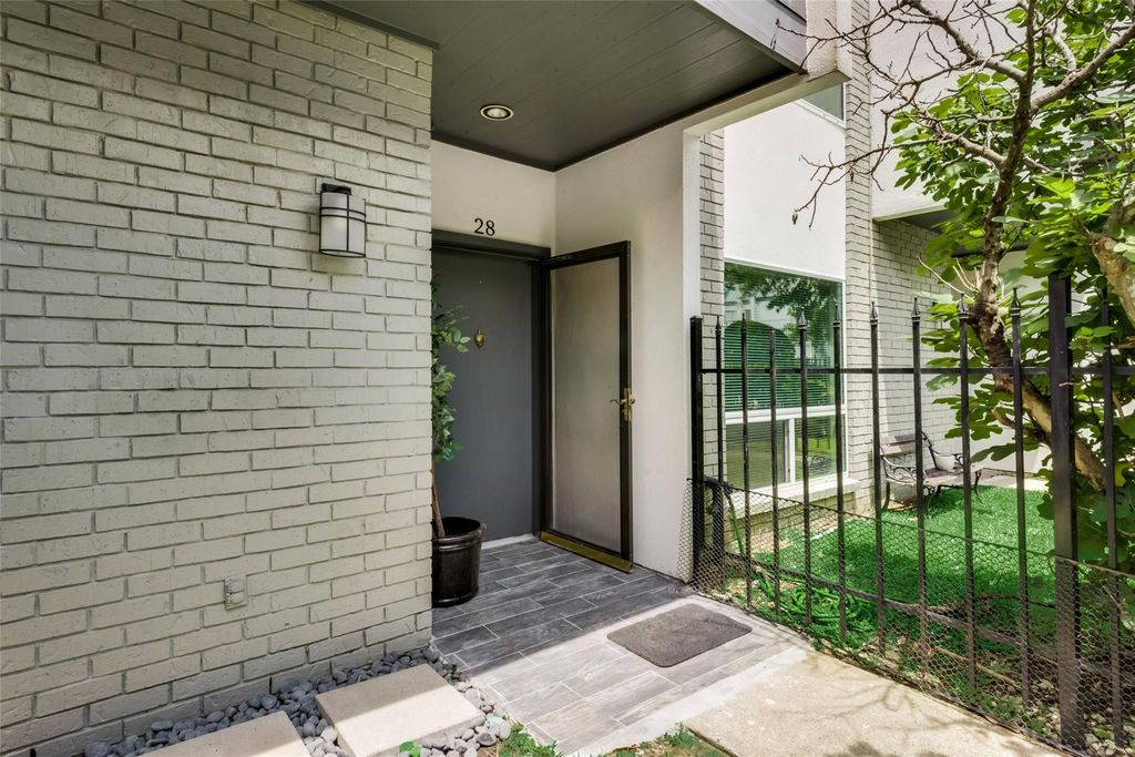 1300 Augusta Drive 28, Houston, TX 77057