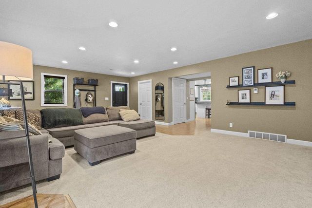 107 W SUMNER STREET, Weyauwega, WI 54983