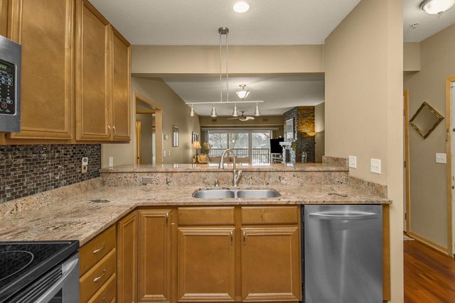 10806 S Shore Drive 109, Plymouth, MN 55441