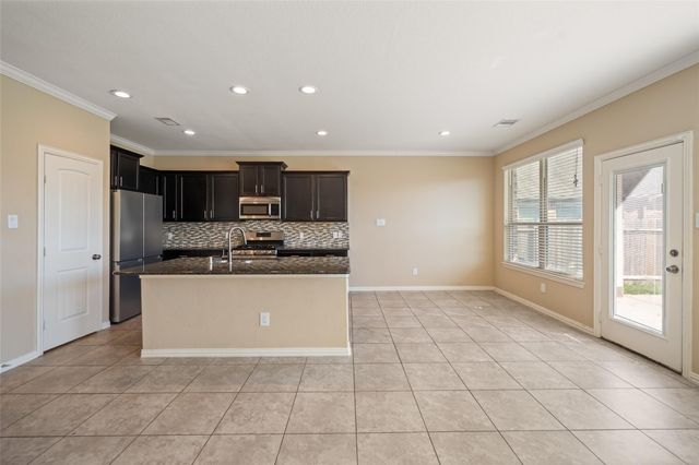 667 Oak Circle Drive E, Conroe, TX 77301