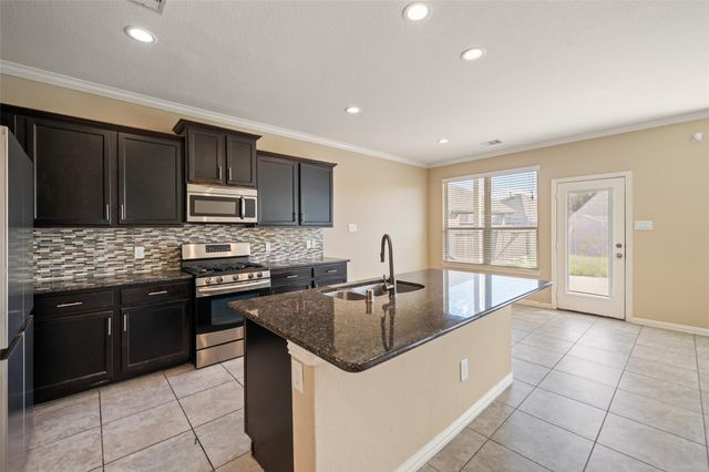 667 Oak Circle Drive E, Conroe, TX 77301