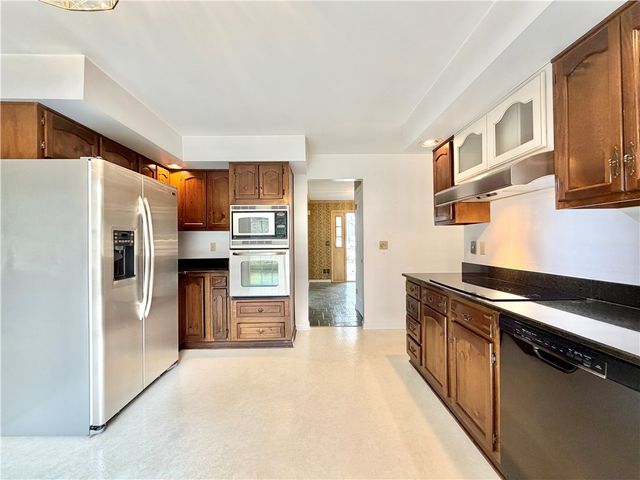 3206 Brunton Dr, Shaler, PA 15116