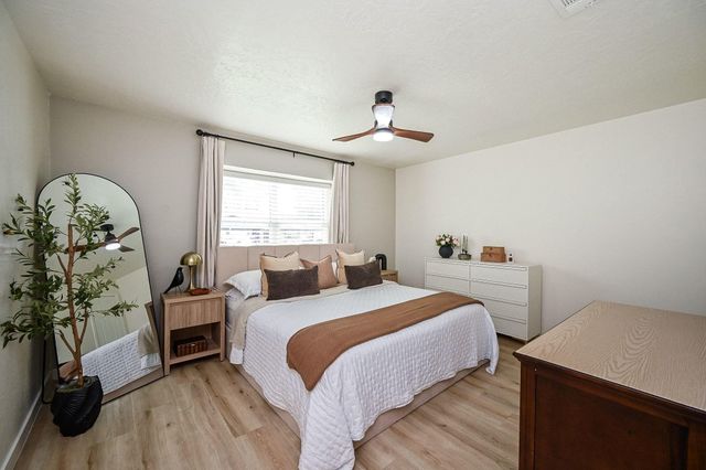 4827 Knotty Oaks Trail, Houston, TX 77045