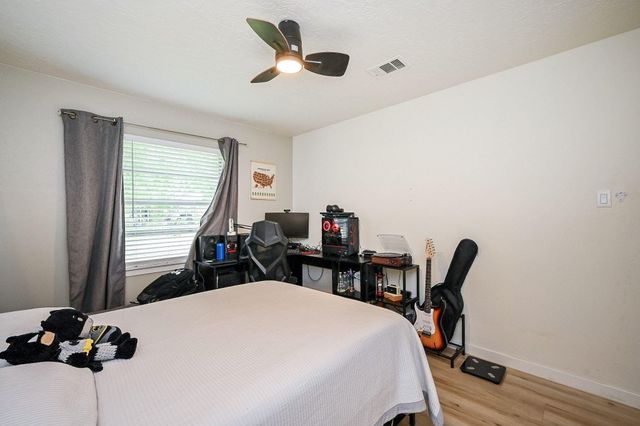 4827 Knotty Oaks Trail, Houston, TX 77045