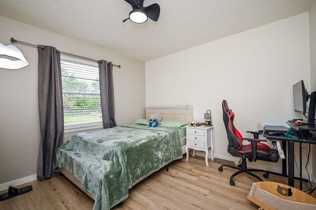 4827 Knotty Oaks Trail, Houston, TX 77045