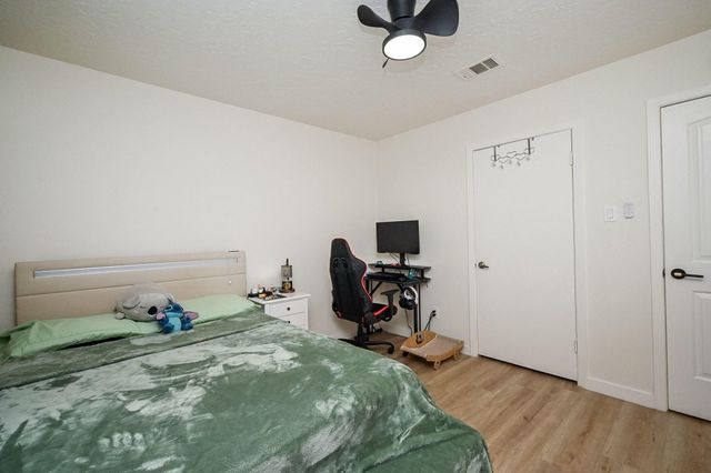 4827 Knotty Oaks Trail, Houston, TX 77045