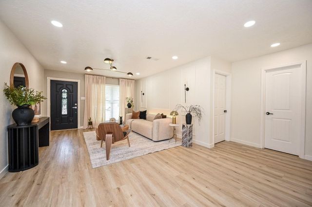 4827 Knotty Oaks Trail, Houston, TX 77045