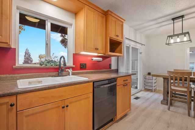 1051 NE Pepperwood Drive, Grants Pass, OR 97526