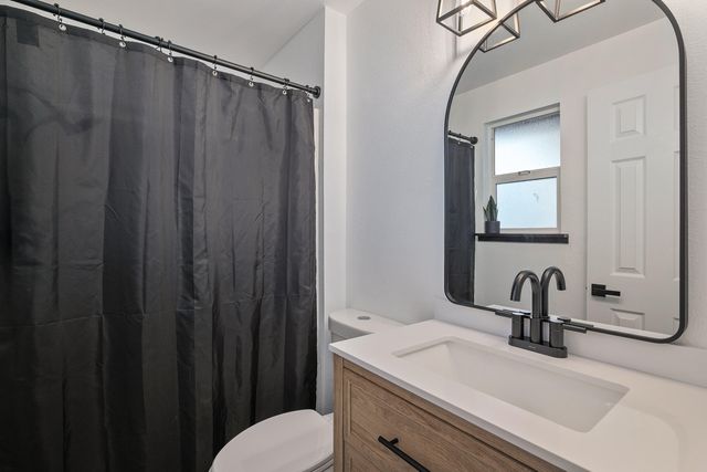 1051 NE Pepperwood Drive, Grants Pass, OR 97526