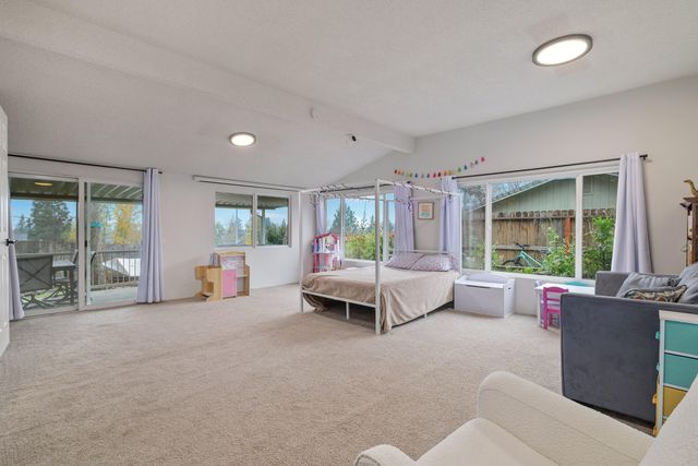 1051 NE Pepperwood Drive, Grants Pass, OR 97526