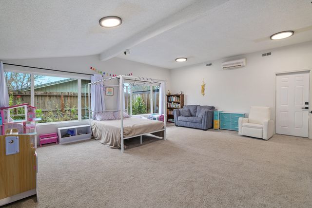 1051 NE Pepperwood Drive, Grants Pass, OR 97526