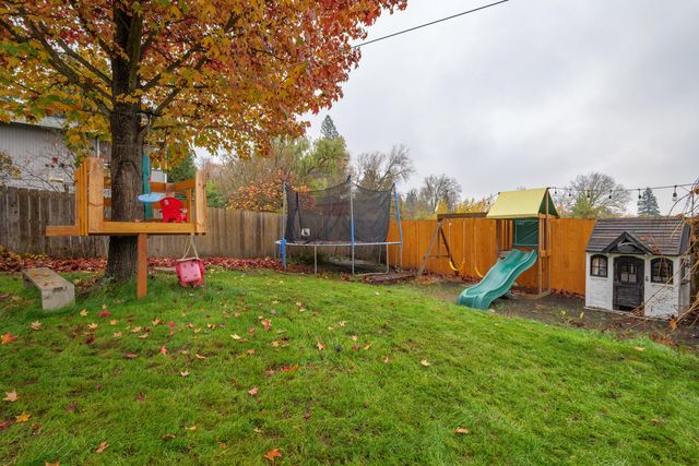 1051 NE Pepperwood Drive, Grants Pass, OR 97526