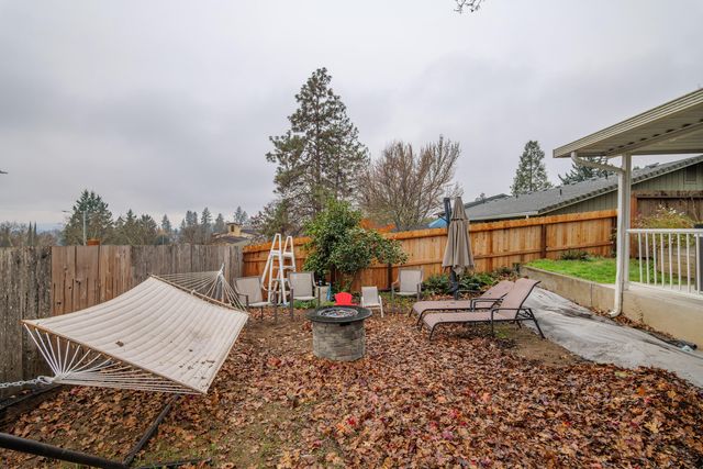 1051 NE Pepperwood Drive, Grants Pass, OR 97526