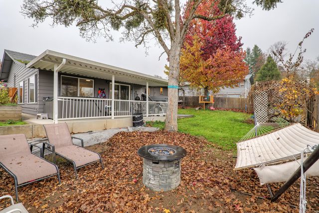 1051 NE Pepperwood Drive, Grants Pass, OR 97526