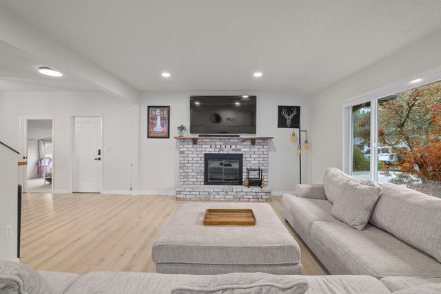 1051 NE Pepperwood Drive, Grants Pass, OR 97526