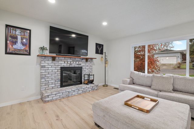 1051 NE Pepperwood Drive, Grants Pass, OR 97526