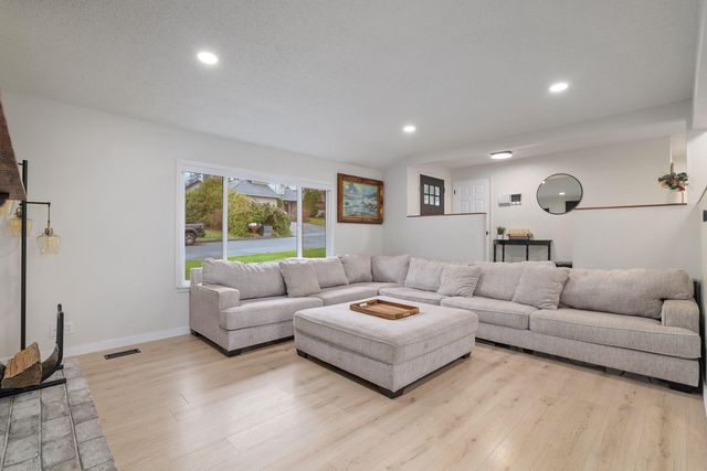 1051 NE Pepperwood Drive, Grants Pass, OR 97526