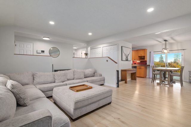 1051 NE Pepperwood Drive, Grants Pass, OR 97526