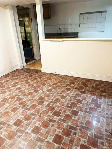 8822 85th Street, Woodhaven, NY 11421
