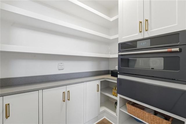 6949 Watson's Country Lane, Parkville, MO 64152