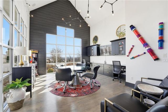 6949 Watson's Country Lane, Parkville, MO 64152