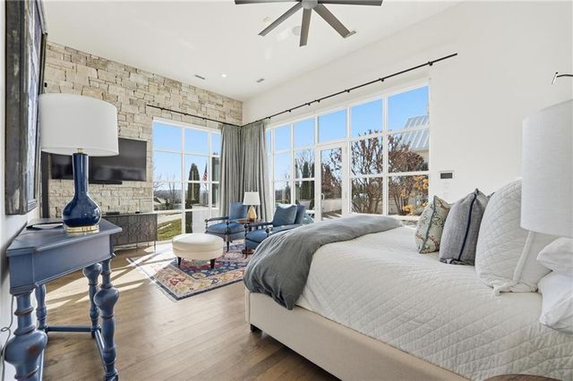 6949 Watson's Country Lane, Parkville, MO 64152