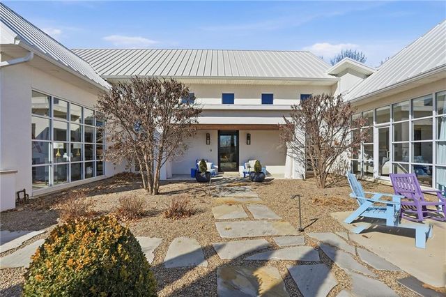 6949 Watson's Country Lane, Parkville, MO 64152