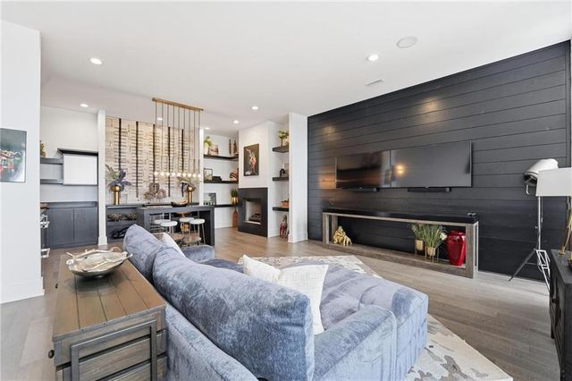 6949 Watson's Country Lane, Parkville, MO 64152