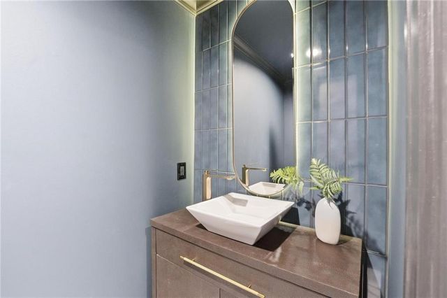 6949 Watson's Country Lane, Parkville, MO 64152