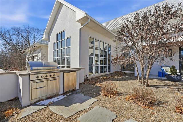 6949 Watson's Country Lane, Parkville, MO 64152