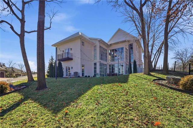 6949 Watson's Country Lane, Parkville, MO 64152