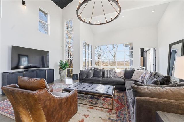 6949 Watson's Country Lane, Parkville, MO 64152