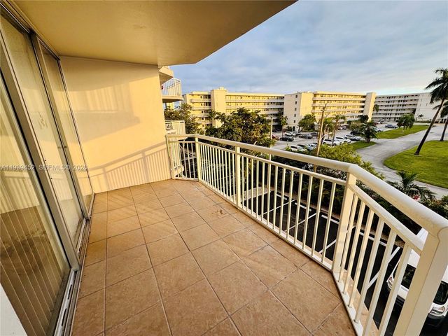 18021 Biscayne Blvd 304, Aventura, FL 33160