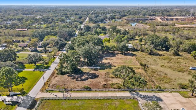 676 Evergreen Street, Fresno, TX 77545