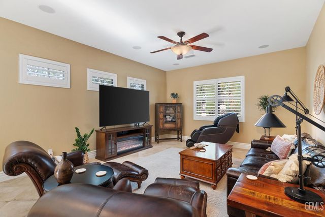 7919 Scarlet Maple Court, Bakersfield, CA 93308