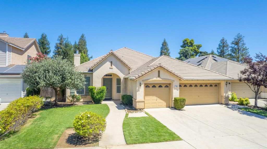 Image 1 of property listing at 1975 Lester Avenue, Clovis, CA 93619