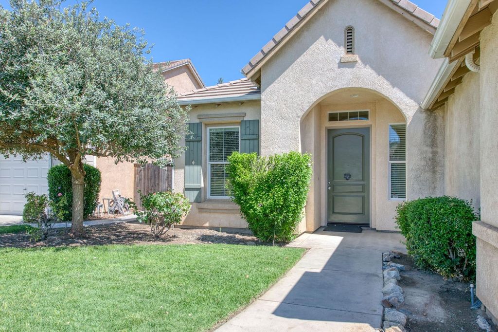 Image 2 of property listing at 1975 Lester Avenue, Clovis, CA 93619