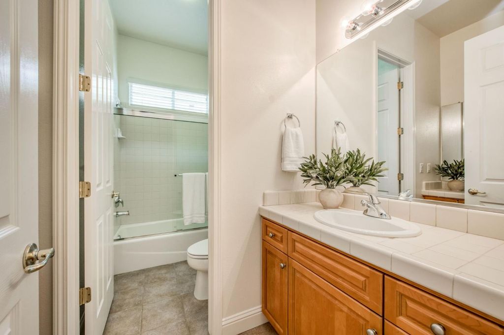 Image 22 of property listing at 1975 Lester Avenue, Clovis, CA 93619