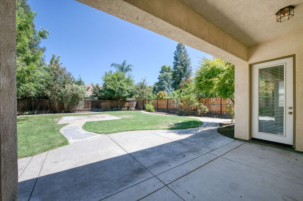 Image 32 of property listing at 1975 Lester Avenue, Clovis, CA 93619