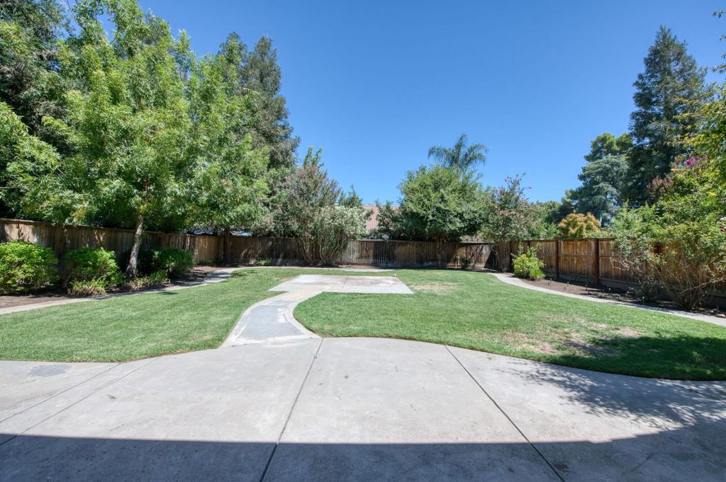 Image 33 of property listing at 1975 Lester Avenue, Clovis, CA 93619