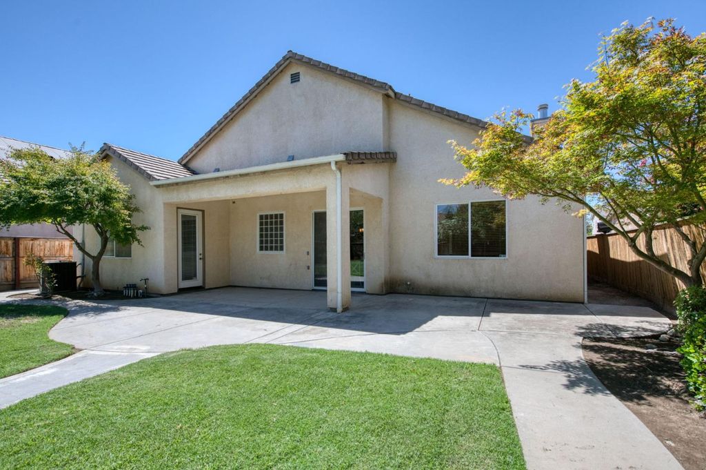 Image 34 of property listing at 1975 Lester Avenue, Clovis, CA 93619