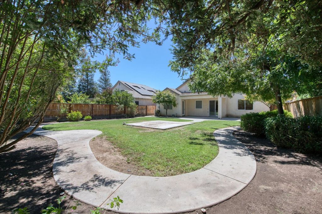 Image 35 of property listing at 1975 Lester Avenue, Clovis, CA 93619