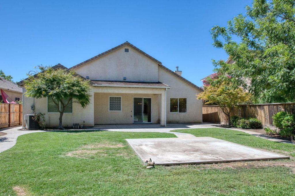 Image 36 of property listing at 1975 Lester Avenue, Clovis, CA 93619