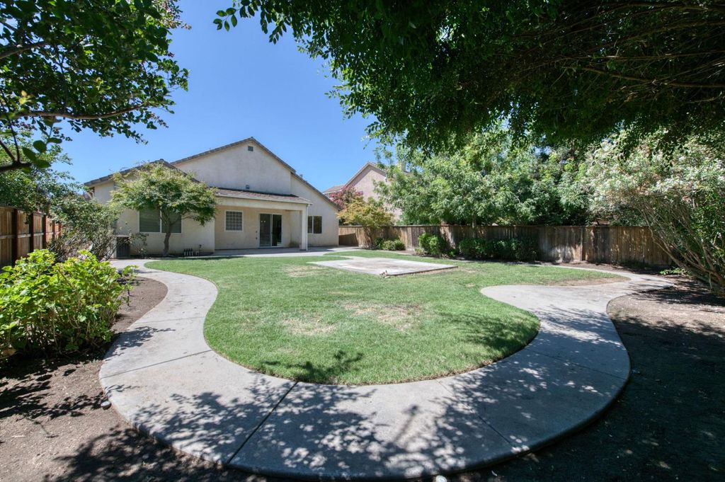 Image 37 of property listing at 1975 Lester Avenue, Clovis, CA 93619