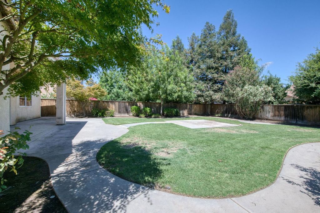 Image 38 of property listing at 1975 Lester Avenue, Clovis, CA 93619