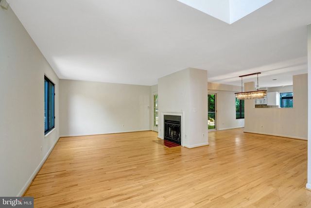 203 W GLENDALE AVE, Alexandria, VA 22301