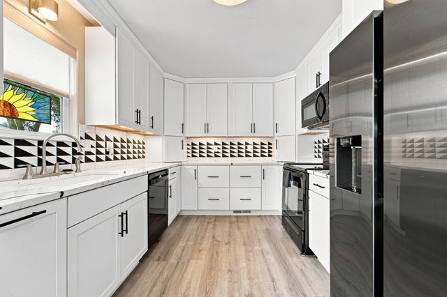 5610 NW 52nd Street, Johnston, IA 50131